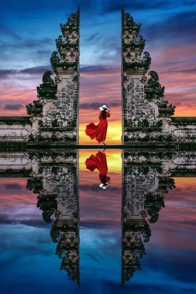 Mladá žena stojící v chrámových branách v chrámu Lempuyang Luhur na Bali, Indonésie. — Stock fotografie