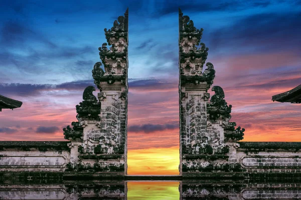 Puertas del templo en el templo de Lempuyang Luhur en Bali, Indonesia . —  Fotos de Stock