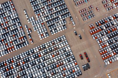 Otomobil fabrikasının otoparkındaki yeni arabaların hava görüntüsü.