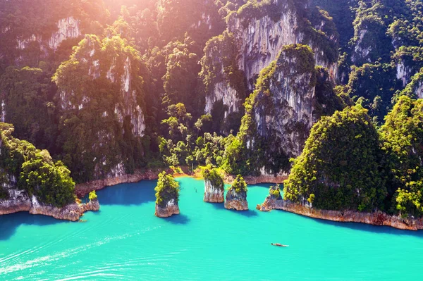 Légifelvétel gyönyörű hegyek Ratchaprapha Dam a Khao sok nemzeti park, Surat Thani tartomány, Thaiföld. — Stock Fotó