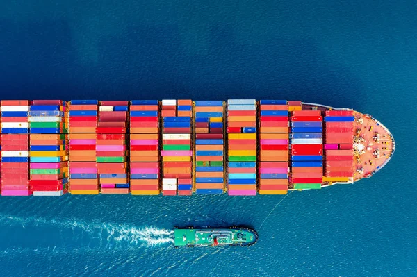 Letecký pohled na kontejnerovou nákladní loď na moři. — Stock fotografie