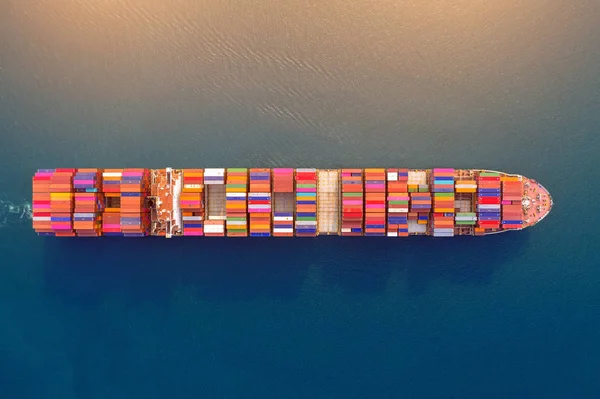 Vista aérea del buque portacontenedores en el mar. — Foto de Stock