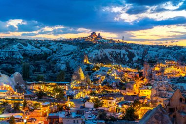 Goreme kasabası Kapadokya 'da alacakaranlıkta, Türkiye.