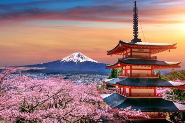 Baharda kiraz çiçekleri, Japonya 'da Chureito pagoda ve Fuji dağı gün batımında..
