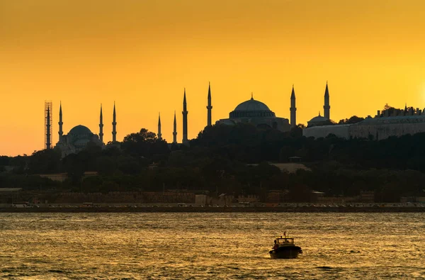 Istanbul stadsbild vid solnedgången, Turkiet. — Stockfoto