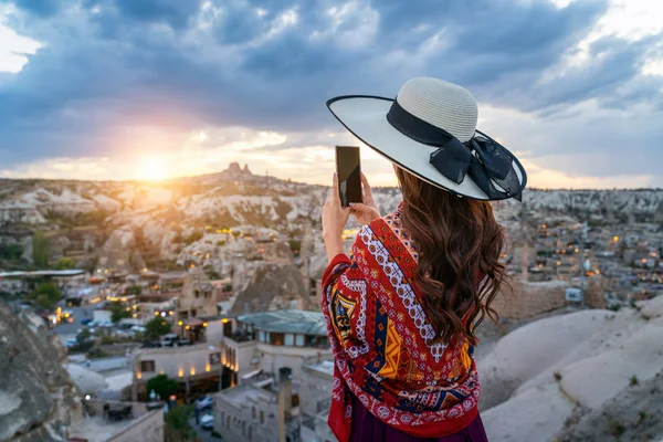 Kadın akıllı telefonuyla fotoğraf çekiyor. Goreme, Kapadokya, Türkiye 'de..