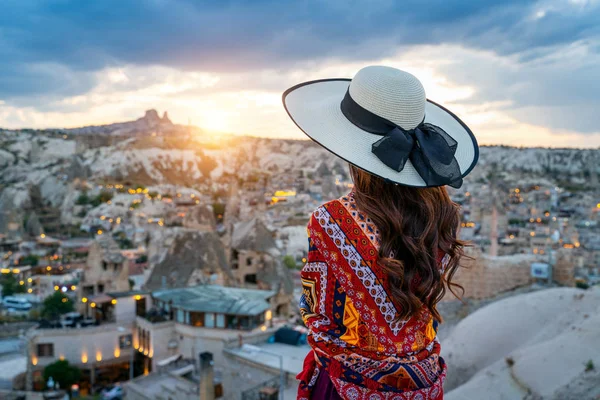 Frau genießt Blick auf Goreme Stadt, Kappadokien in der Türkei. — Stockfoto