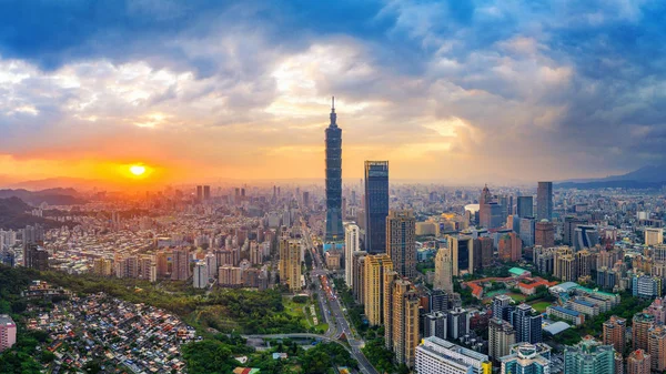 Cidade de Taipei ao pôr-do-sol em Taiwan. — Fotografia de Stock