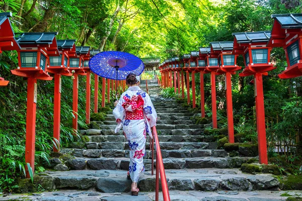 Ασιατικές γυναίκα φοράει Ιαπωνικά κιμονό παραδοσιακά στο ιερό του Kifune στο Κιότο της Ιαπωνίας. — Φωτογραφία Αρχείου
