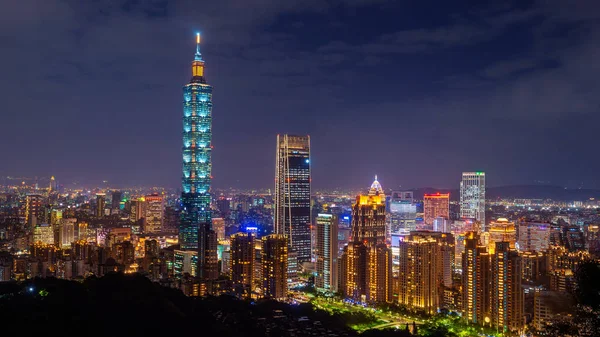 Tayvan silueti, Taipei 'de gün batımında güzel şehir manzarası. — Stok fotoğraf