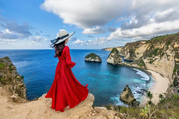 Femme debout sur la plage de diamant dans l'île de Nusa Penida, Bali en Indonésie . — Photo