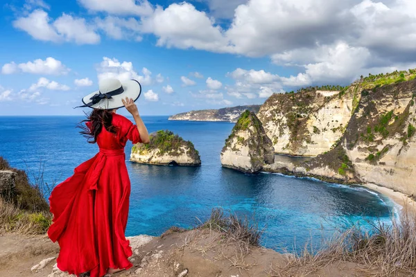 Mulher que está na praia do diamante no console de Nusa Penida, Bali em Indonésia. — Fotografia de Stock