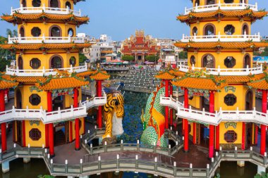 Kaohsiung, Tayvan 'da Ejder ve Kaplan Pagoda.