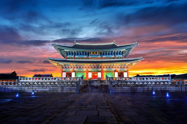 Güney Kore, Seul Alacakaranlık 'ta Gyeongbokgung Sarayı.