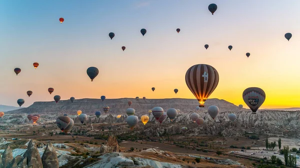 Cappadocia Turquía Octubre 2019 Colorido Globo Aerostático Volando Sobre Capadocia —  Fotos de Stock