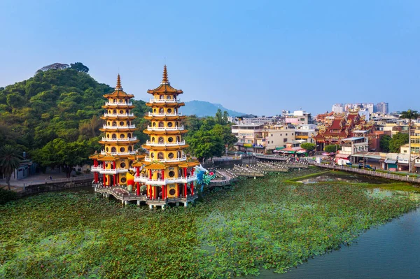 Kaohsiung, Tayvan 'da Ejder ve Kaplan Pagoda.