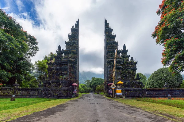 インドネシア バリ島の大きな入り口ゲート — ストック写真