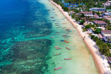 Tayland 'daki Koh Tao adasındaki uzun kuyruklu teknelerin hava görüntüsü..