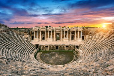Antik Hierapolis 'te günbatımında amfitiyatro, Türkiye' de Pamukkale.