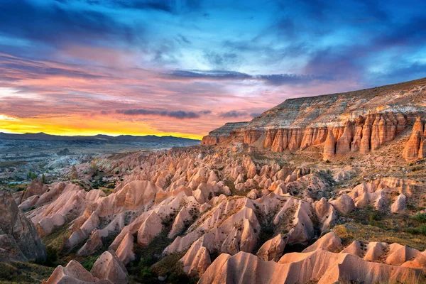 Hermosas Montañas Valle Rojo Atardecer Goreme Capadocia Turquía —  Fotos de Stock
