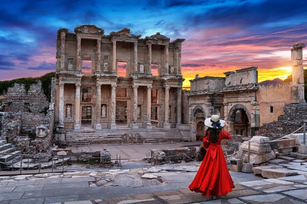 Kvinna Stående Celsus Library Efesos Antika Stad Izmir Turkiet — Stockfoto