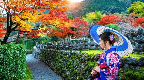 Mulher Asiática Vestindo Quimono Tradicional Japonês Parque Outono — Fotografia de Stock