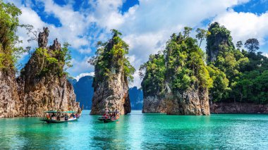 Ratchaprapha Barajı 'ndaki güzel dağlar Khao Sok Ulusal Parkı, Surat Thani Eyaleti, Tayland.