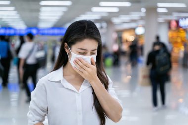 Koronavirüsten korunmak için tıbbi maske takan kadın..