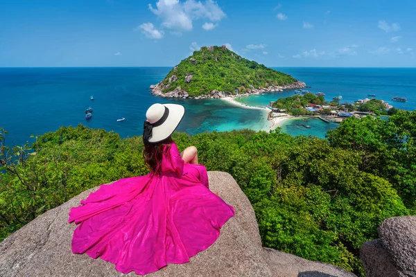 Όμορφο Κορίτσι Κάθεται Θέα Στο Νησί Koh Nangyuan Κοντά Στο — Φωτογραφία Αρχείου