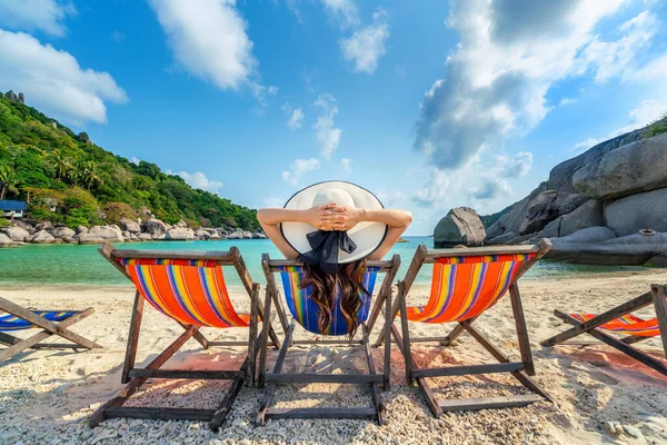 Mujer Con Sombrero Sentado Sillas Playa Hermosa Playa Tropical Mujer — Foto de Stock