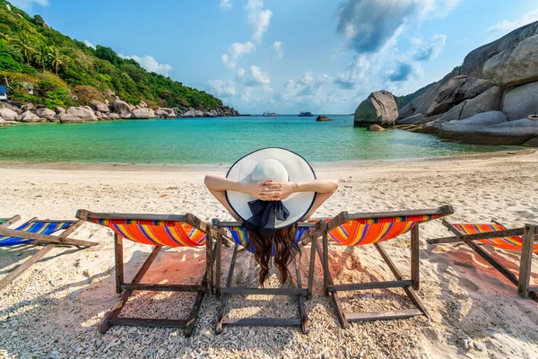 Mulher Com Chapéu Sentado Praia Cadeiras Bela Praia Tropical Mulher — Fotografia de Stock