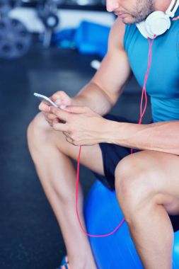 adam akıllı telefon kullanarak Spor Kulübü