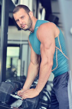 Spor salonunda çalışma dışarı adam