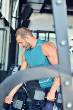 Spor salonunda çalışma dışarı adam