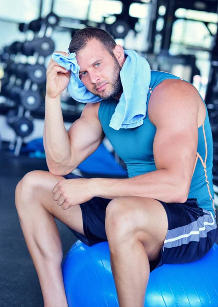 Joven en gimnasio club deportivo —  Fotos de Stock