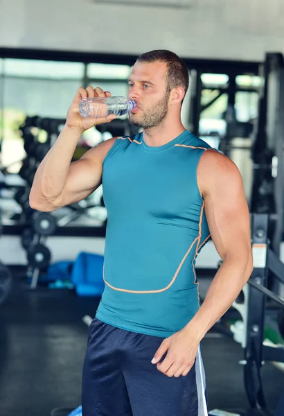 Man dricksvatten på gym — Stockfoto