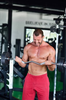 Spor salonunda çalışma dışarı adam