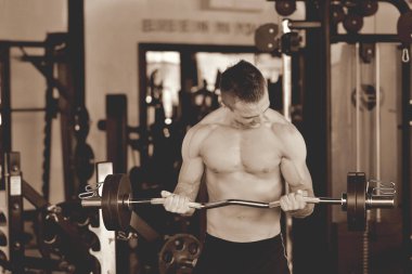 Spor salonunda çalışma dışarı adam