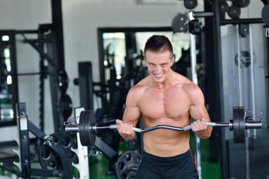 Spor salonunda çalışma dışarı adam