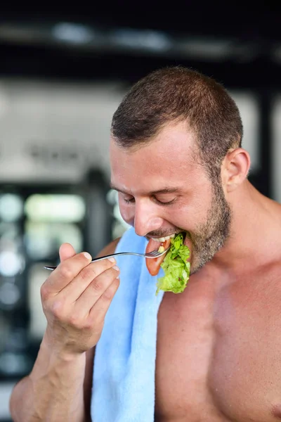 Spor salonunda sağlıklı salata ile atletik erkek — Stok fotoğraf