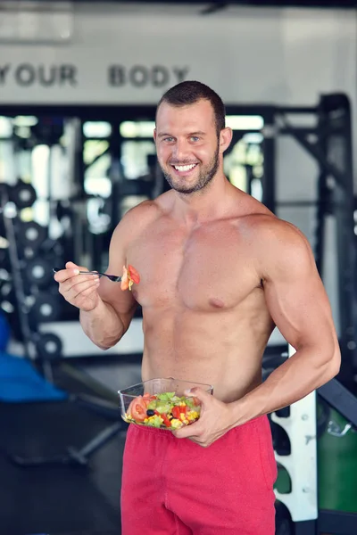 アスレチック男ジムで健康的なサラダ — ストック写真