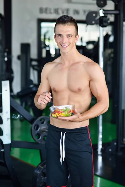 Spor salonunda sağlıklı salata ile atletik erkek — Stok fotoğraf