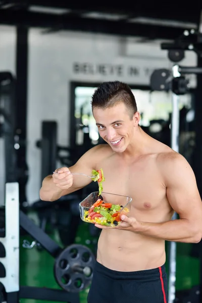 Spor salonunda sağlıklı salata ile atletik erkek — Stok fotoğraf