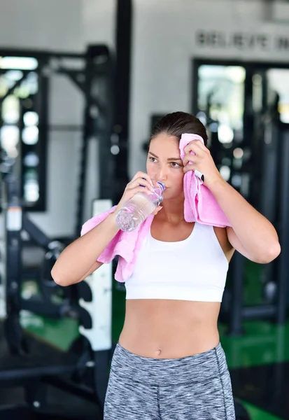 Fitte Frau entspannt sich nach dem Training — Stockfoto