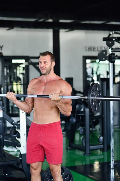 Mann trainiert im Fitnessstudio — Stockfoto