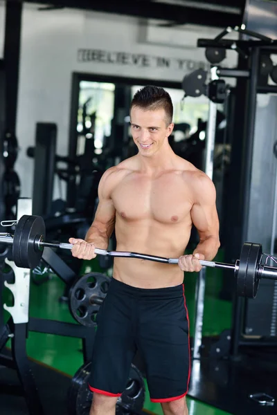 Hombre haciendo ejercicio en el gimnasio —  Fotos de Stock