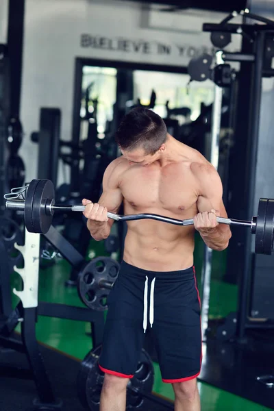 Man aan het werk uit op sportschool — Stockfoto