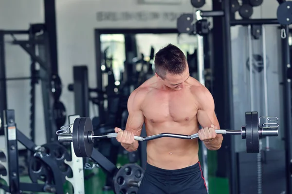 Man tränar på gym — Stockfoto