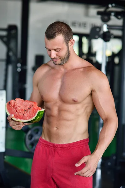 Sportler isst Wassermelone — Stockfoto