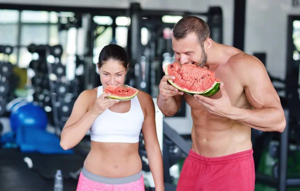 Par kroppsbyggare med vattenmelon — Stockfoto